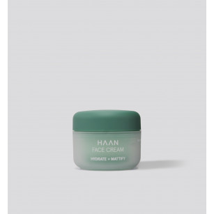 Moisturizing face cream with niacinamide